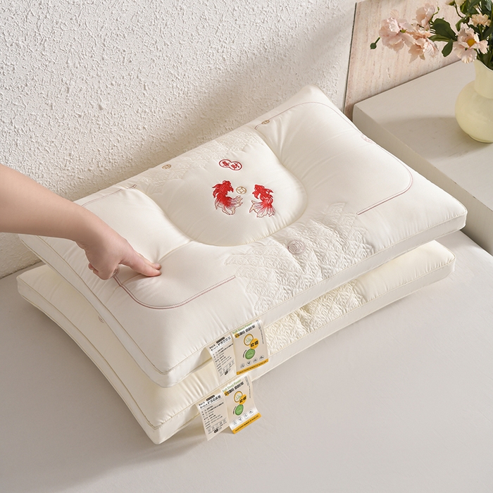 91家纺网 家纺一手货源 找家纺 雅晨枕芯 2026新款绣花款遇见锦鲤分区定型枕学生枕头成人枕芯 遇见锦鲤-白色一对装