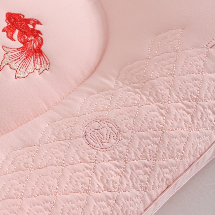 91家纺网 家纺一手货源 找家纺 雅晨枕芯 2026新款绣花款遇见锦鲤分区定型枕学生枕头成人枕芯 遇见锦鲤-粉色一对装