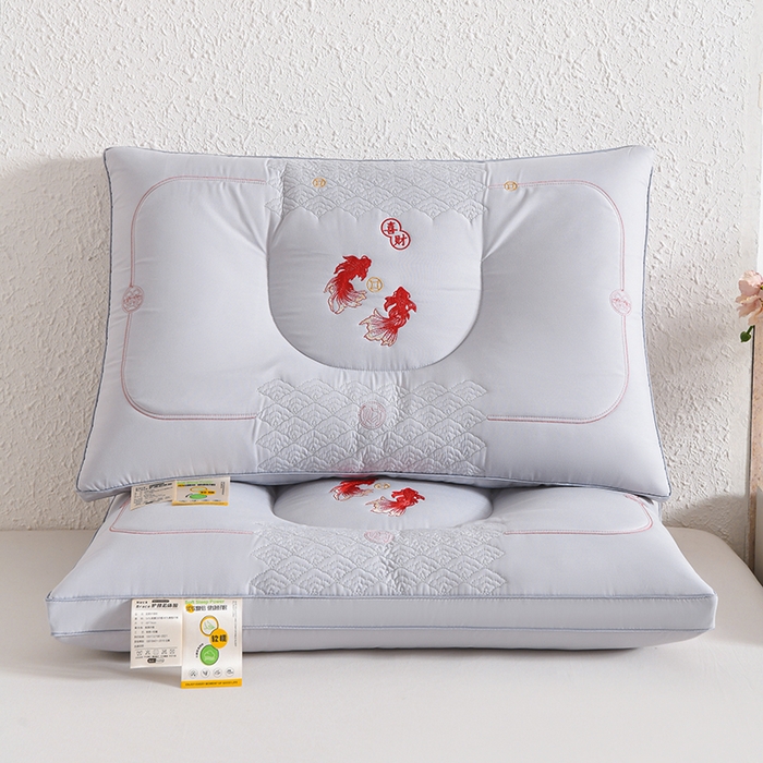 91家纺网 家纺一手货源 找家纺 雅晨枕芯 2026新款绣花款遇见锦鲤分区定型枕学生枕头成人枕芯 遇见锦鲤-灰色一对装