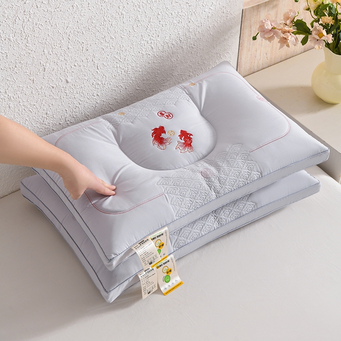 91家纺网 家纺一手货源 找家纺 雅晨枕芯 2026新款绣花款遇见锦鲤分区定型枕学生枕头成人枕芯 遇见锦鲤-灰色一对装