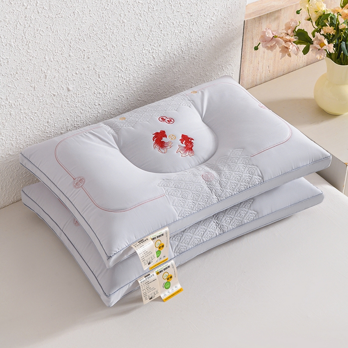 91家纺网 家纺一手货源 找家纺 雅晨枕芯 2026新款绣花款遇见锦鲤分区定型枕学生枕头成人枕芯 遇见锦鲤-灰色一对装