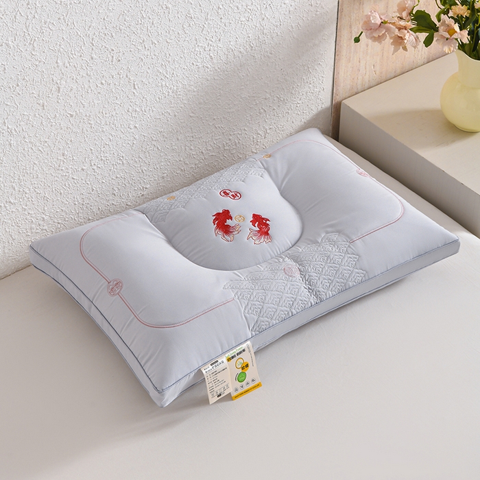 91家纺网 家纺一手货源 找家纺 雅晨枕芯 2026新款绣花款遇见锦鲤分区定型枕学生枕头成人枕芯 遇见锦鲤-灰色单只装