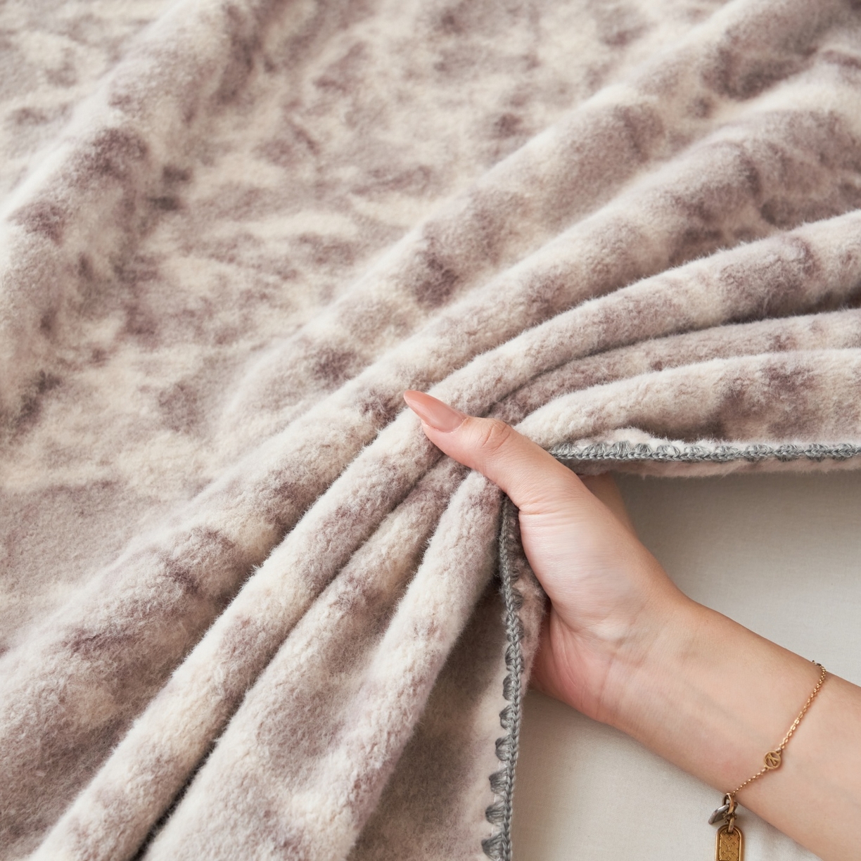 91家纺网 家纺一手货源 找家纺 莱家富 2026新款加厚高端仿羊绒毛毯沙发盖毯午睡盖被双层复古四季毯礼盒装 石头纹