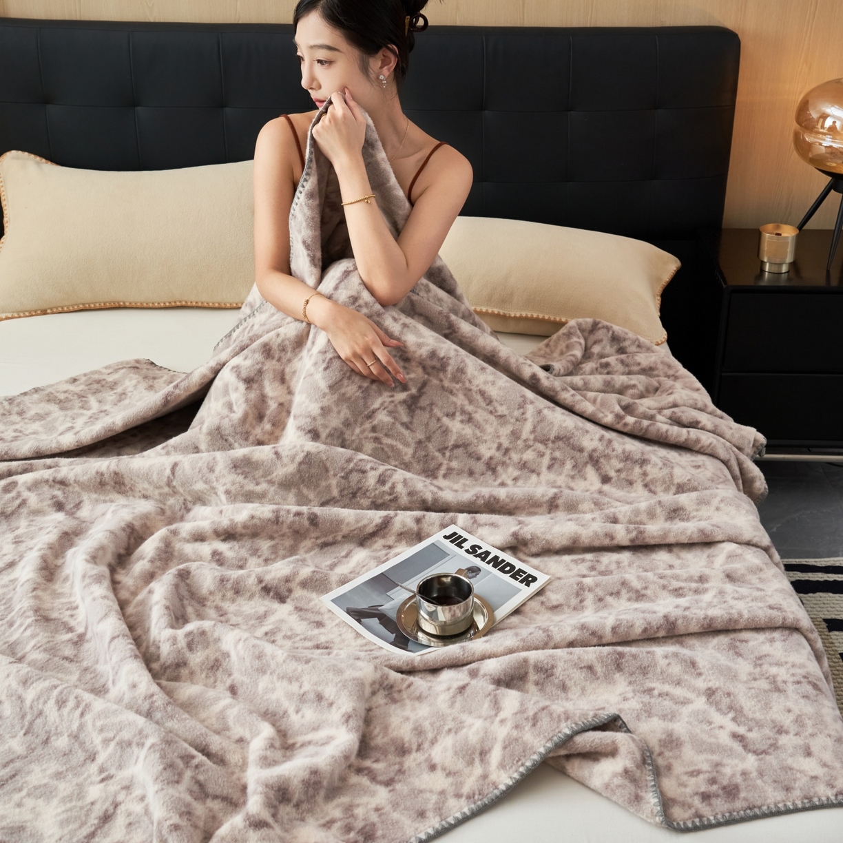 91家纺网 家纺一手货源 找家纺 莱家富 2026新款加厚高端仿羊绒毛毯沙发盖毯午睡盖被双层复古四季毯礼盒装 石头纹