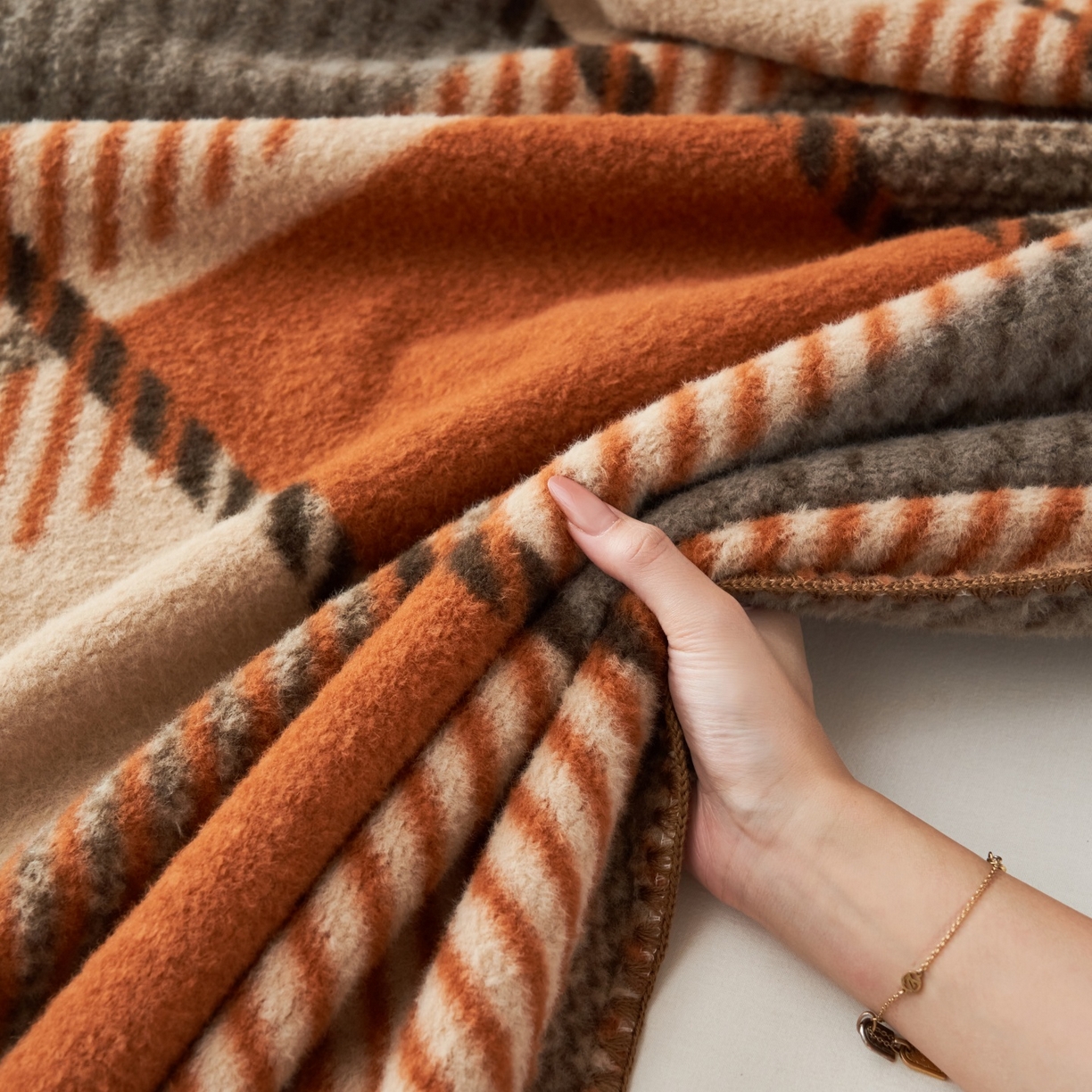 91家纺网 家纺一手货源 找家纺 莱家富 2026新款加厚高端仿羊绒毛毯沙发盖毯午睡盖被双层复古四季毯礼盒装 麦克马伦