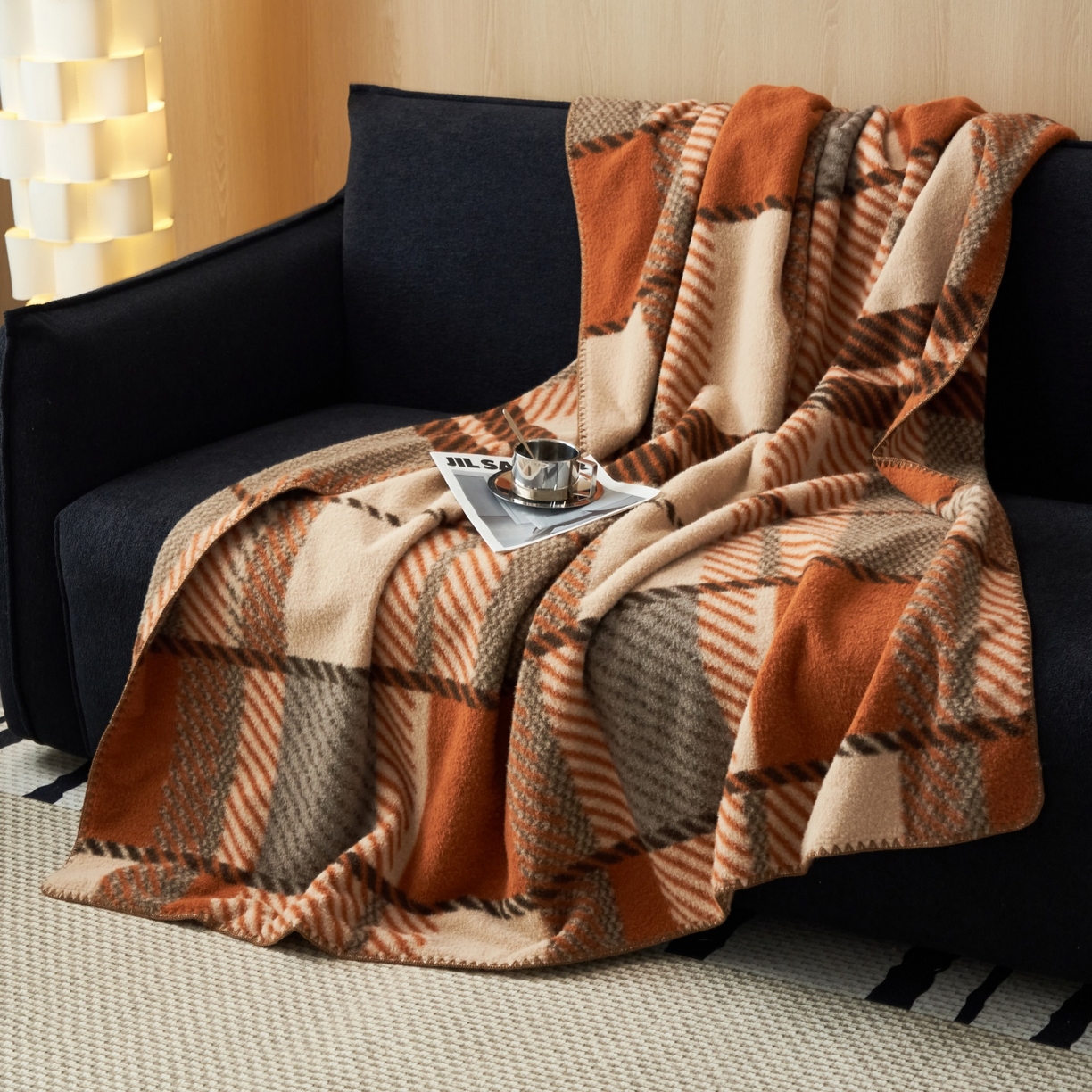 91家纺网 家纺一手货源 找家纺 莱家富 2026新款加厚高端仿羊绒毛毯沙发盖毯午睡盖被双层复古四季毯礼盒装 麦克马伦