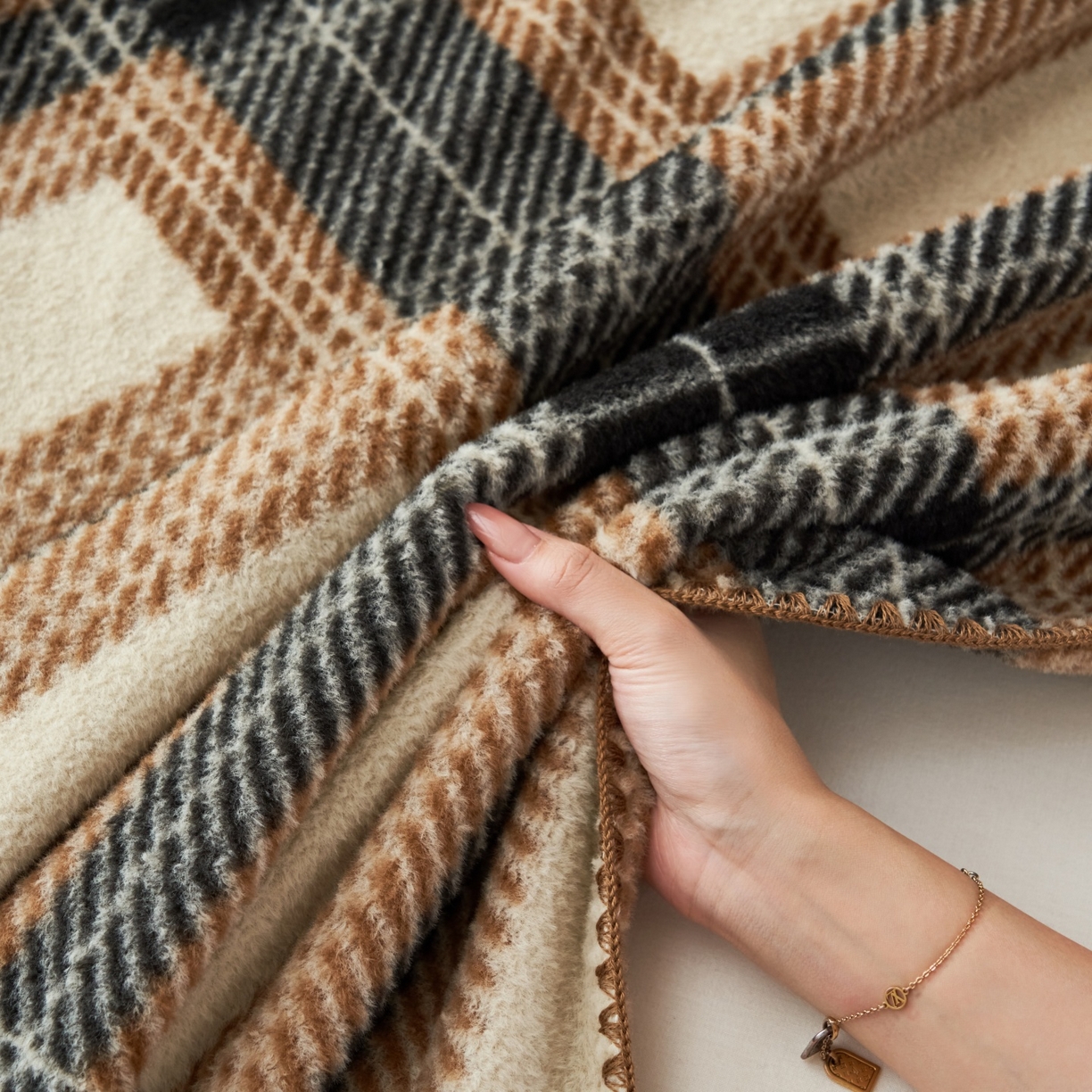 91家纺网 家纺一手货源 找家纺 莱家富 2026新款加厚高端仿羊绒毛毯沙发盖毯午睡盖被双层复古四季毯礼盒装 贝蒂斯