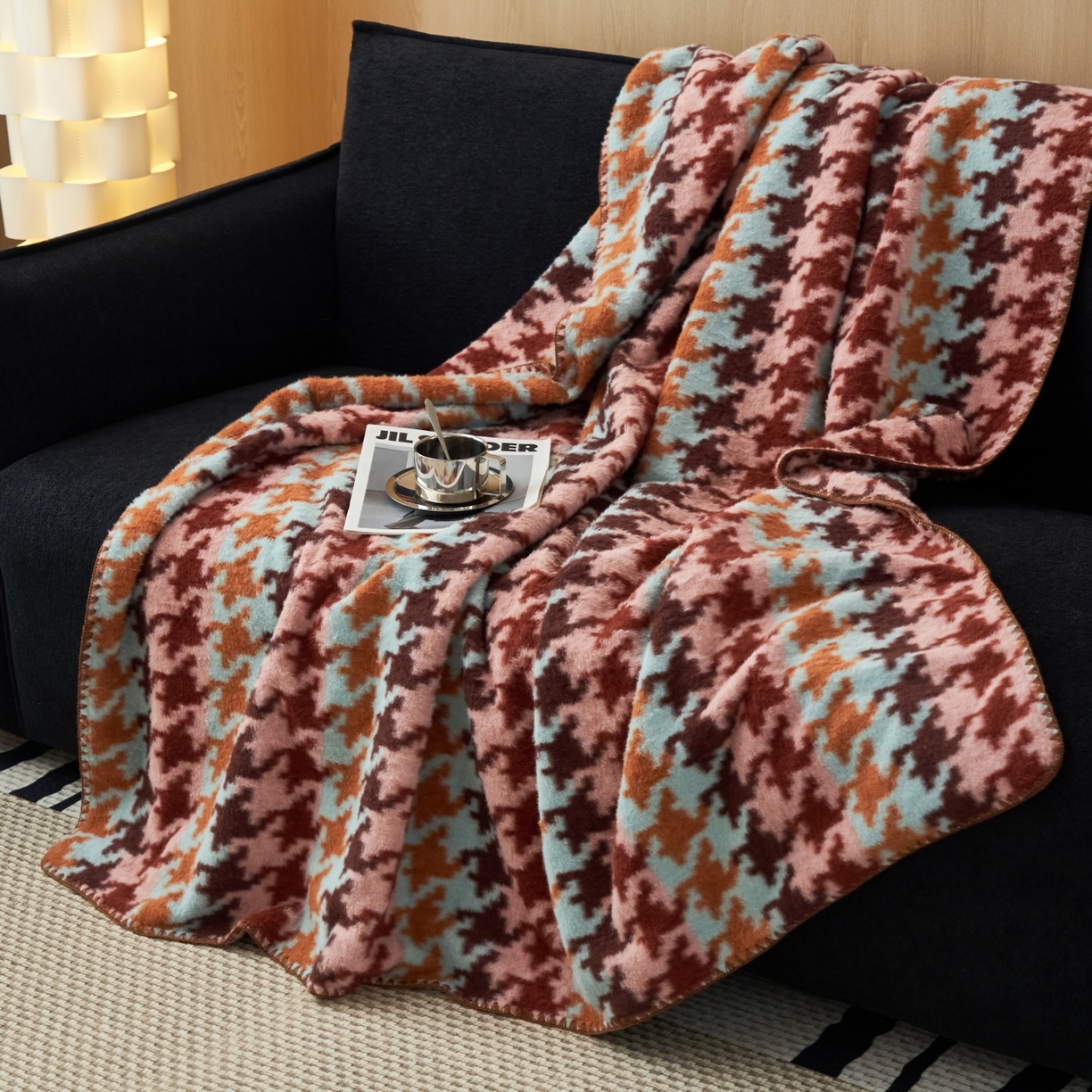 91家纺网 家纺一手货源 找家纺 莱家富 2026新款加厚高端仿羊绒毛毯沙发盖毯午睡盖被双层复古四季毯礼盒装 千鸟格