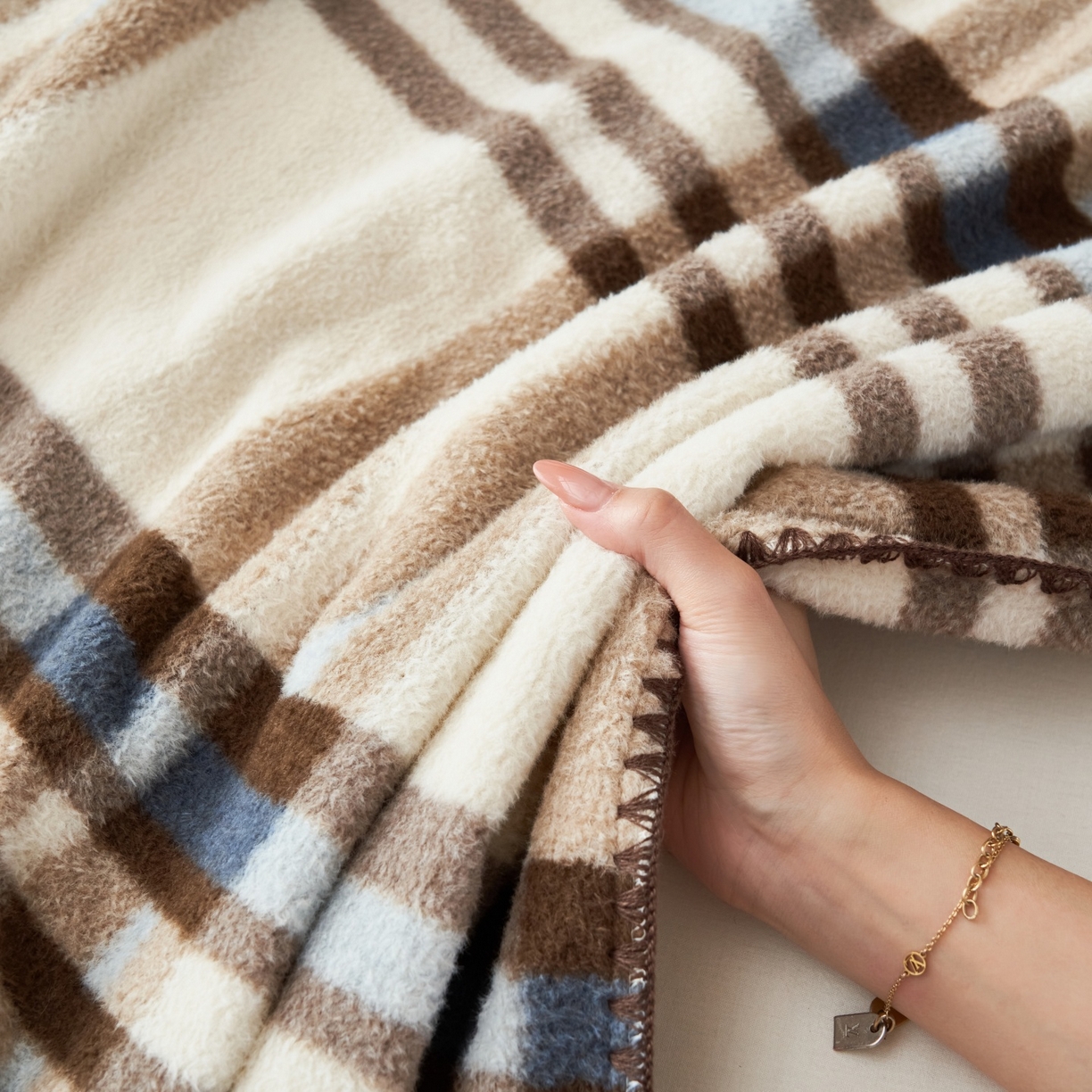 91家纺网 家纺一手货源 找家纺 莱家富 2026新款加厚高端仿羊绒毛毯沙发盖毯午睡盖被双层复古四季毯礼盒装 经典格