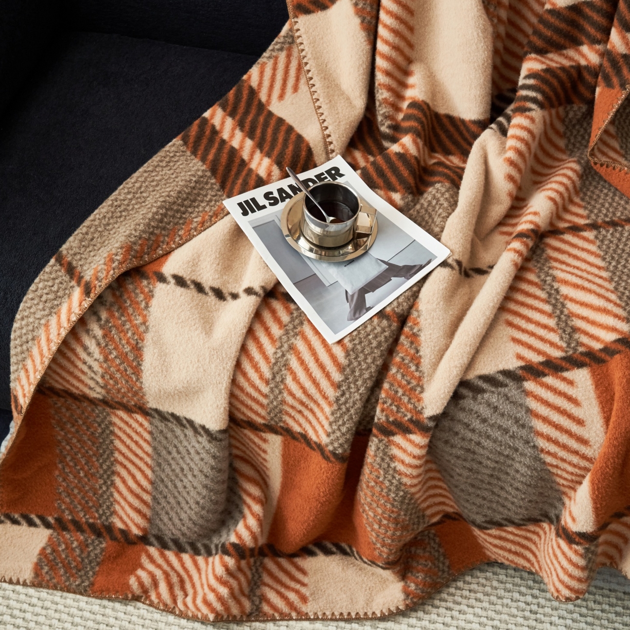 91家纺网 家纺一手货源 找家纺 莱家富 2026新款加厚高端仿羊绒毛毯沙发盖毯午睡盖被双层复古四季毯礼盒装 麦克马伦