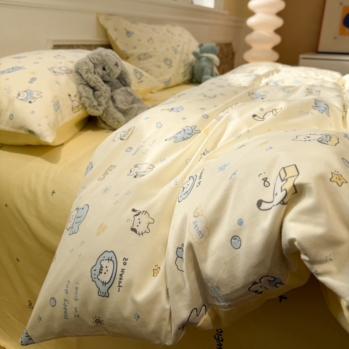 91家纺网 家纺一手货源 找家纺 呗旺鹿 2026新款全棉纯棉40支13070卡通印花四件套-场景二 机灵猫