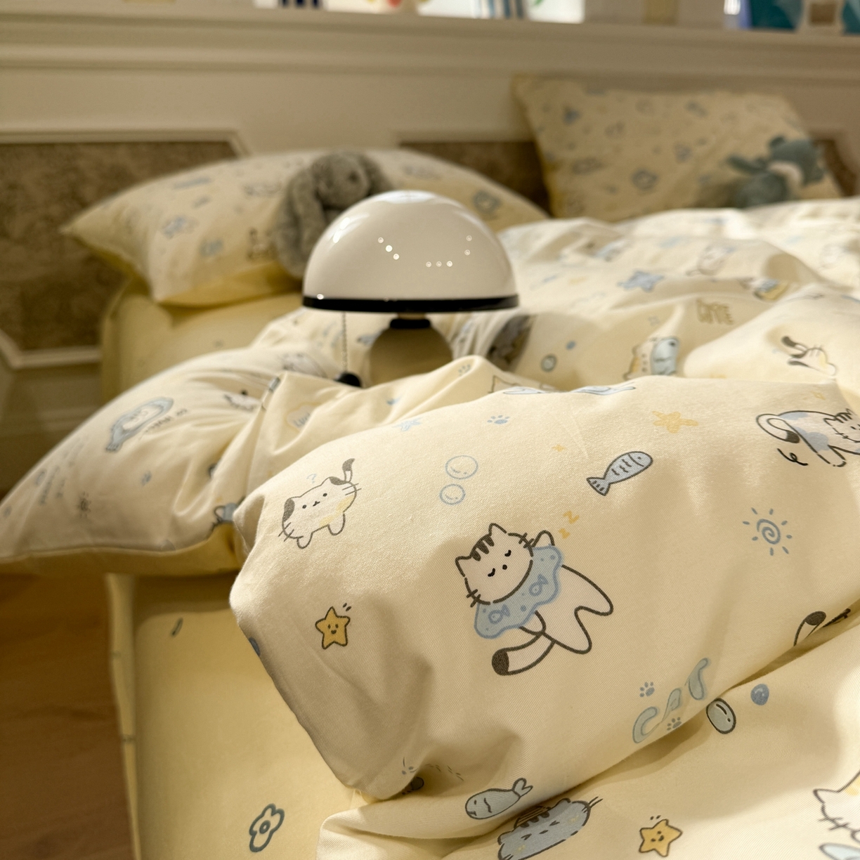 91家纺网 家纺一手货源 找家纺 呗旺鹿 2026新款全棉纯棉40支13070卡通印花四件套-场景二 机灵猫