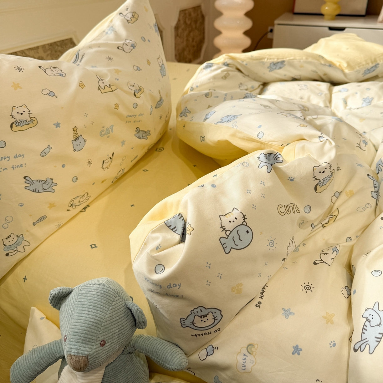 91家纺网 家纺一手货源 找家纺 呗旺鹿 2026新款全棉纯棉40支13070卡通印花四件套-场景二 机灵猫