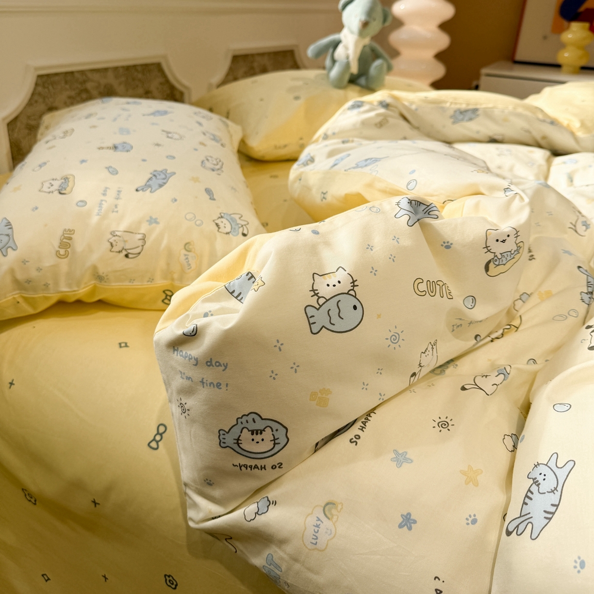 91家纺网 家纺一手货源 找家纺 呗旺鹿 2026新款全棉纯棉40支13070卡通印花四件套-场景二 机灵猫