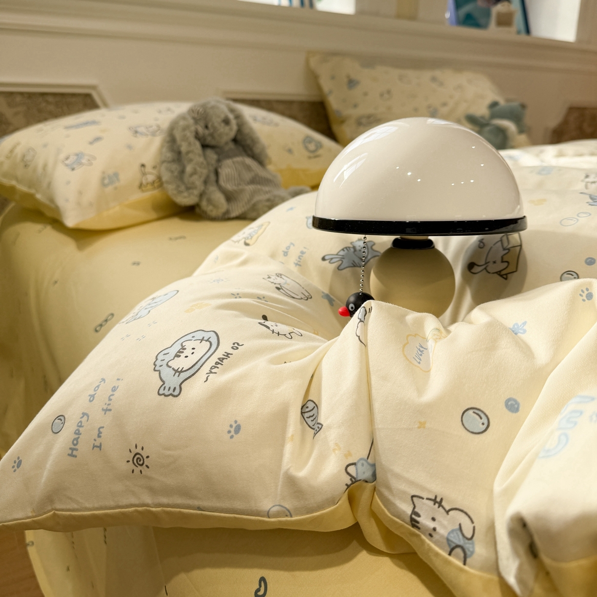 91家纺网 家纺一手货源 找家纺 呗旺鹿 2026新款全棉纯棉40支13070卡通印花四件套-场景二 机灵猫