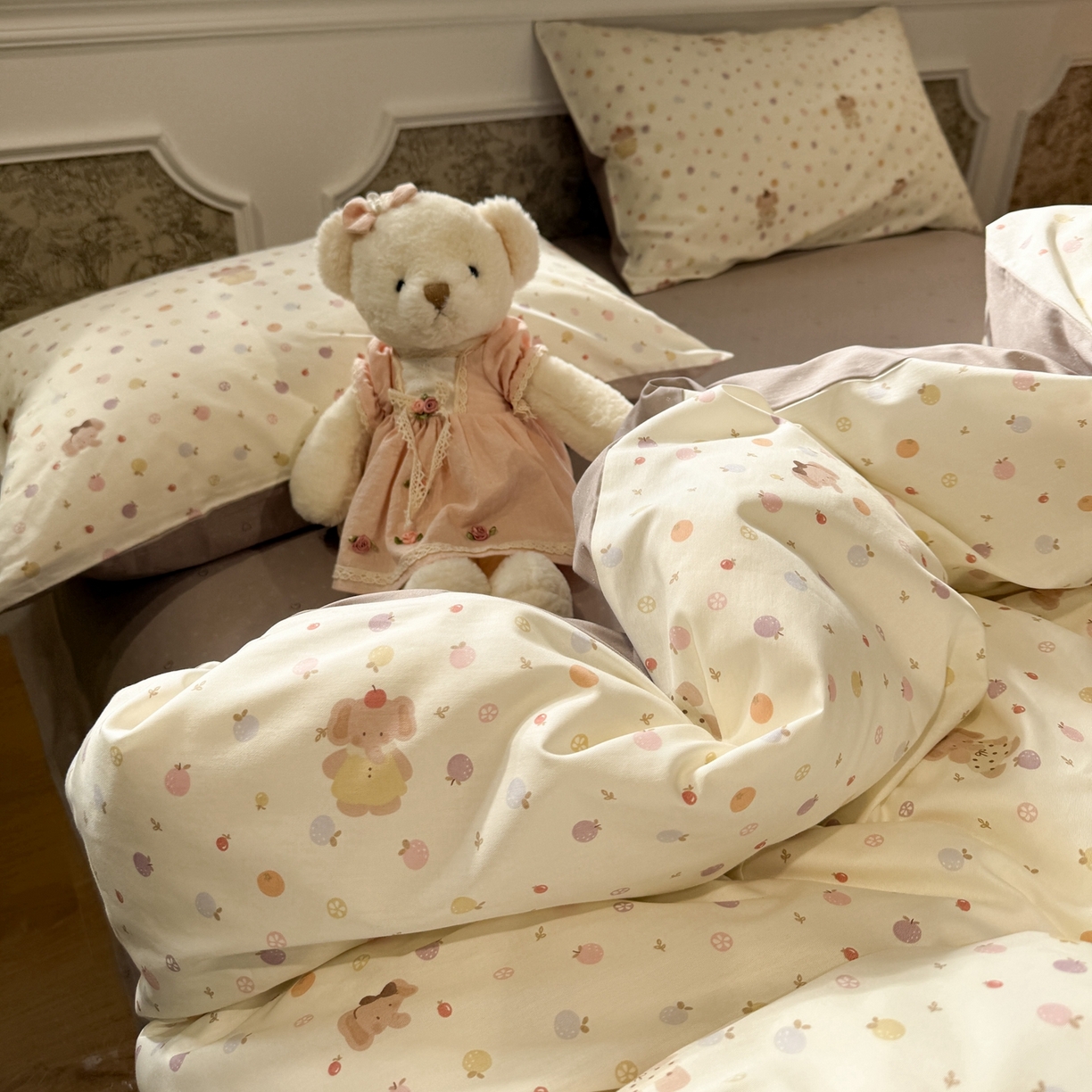 91家纺网 家纺一手货源 找家纺 呗旺鹿 2026新款全棉纯棉40支13070卡通印花四件套-场景二 果子象