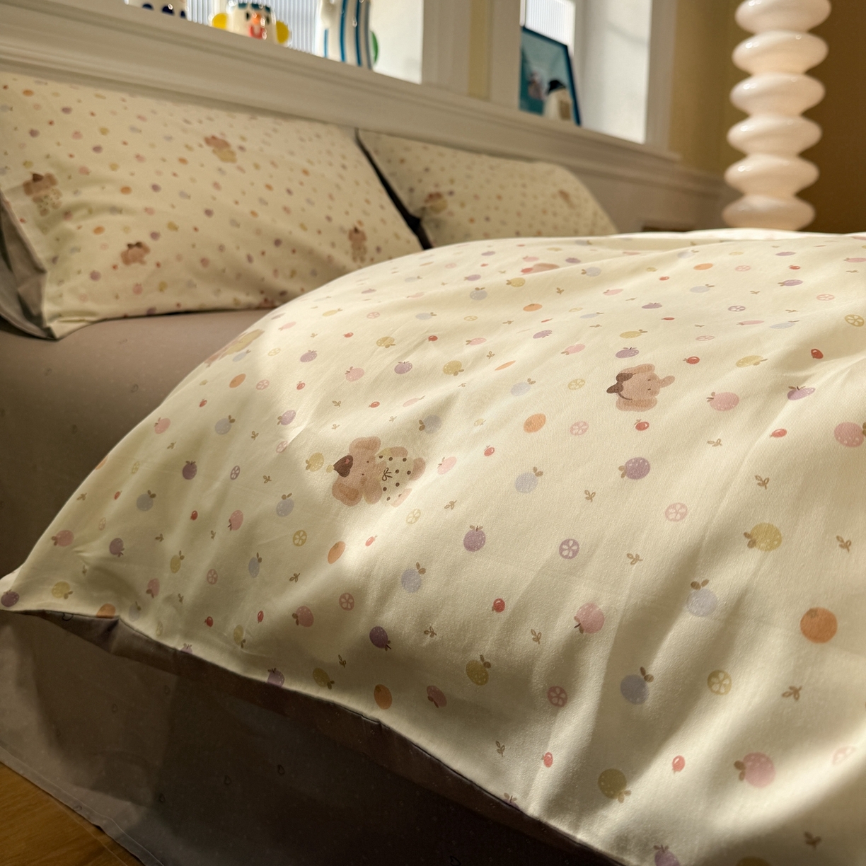 91家纺网 家纺一手货源 找家纺 呗旺鹿 2026新款全棉纯棉40支13070卡通印花四件套-场景二 果子象