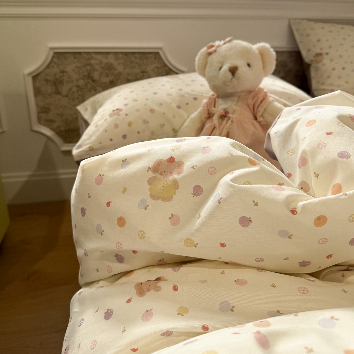 91家纺网 家纺一手货源 找家纺 呗旺鹿 2026新款全棉纯棉40支13070卡通印花四件套-场景二 果子象