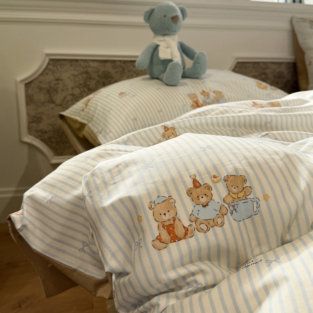 91家纺网 家纺一手货源 找家纺 呗旺鹿 2026新款全棉纯棉40支13070卡通印花四件套-场景二 幸福小熊