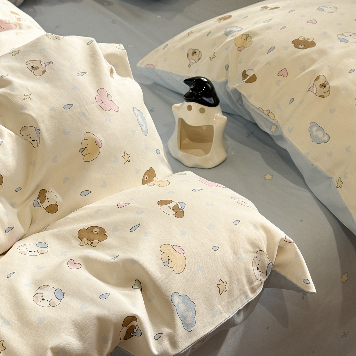 91家纺网 家纺一手货源 找家纺 呗旺鹿 2026新款全棉纯棉40支13070卡通印花四件套-场景二 鼻涕狗