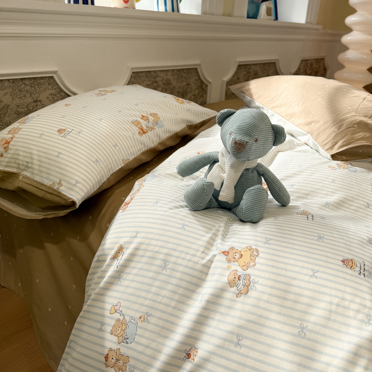 91家纺网 家纺一手货源 找家纺 呗旺鹿 2026新款全棉纯棉40支13070卡通印花四件套-场景二 幸福小熊