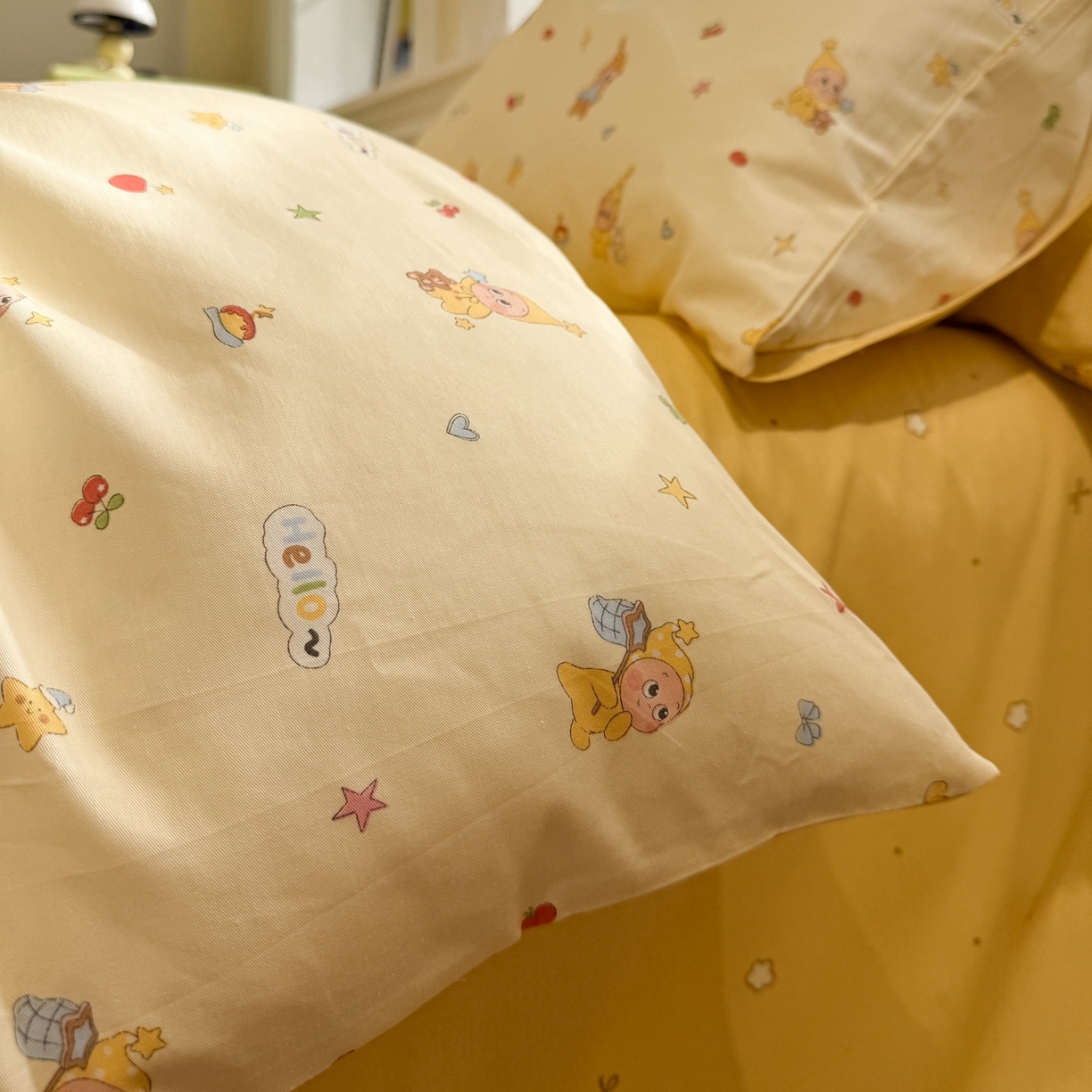 91家纺网 家纺一手货源 找家纺 呗旺鹿 2026新款全棉纯棉40支13070卡通印花四件套-场景二 可爱星人