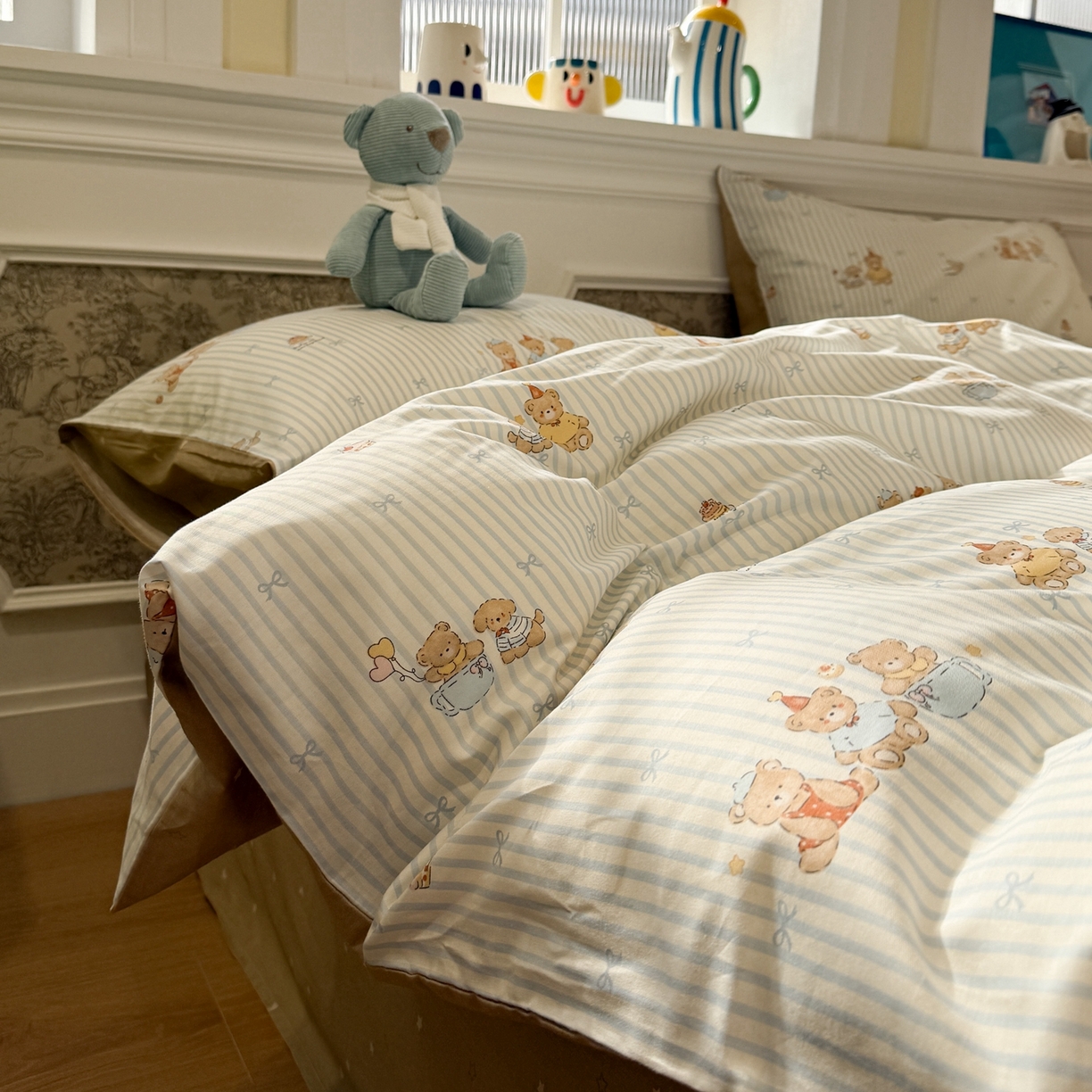 91家纺网 家纺一手货源 找家纺 呗旺鹿 2026新款全棉纯棉40支13070卡通印花四件套-场景二 幸福小熊