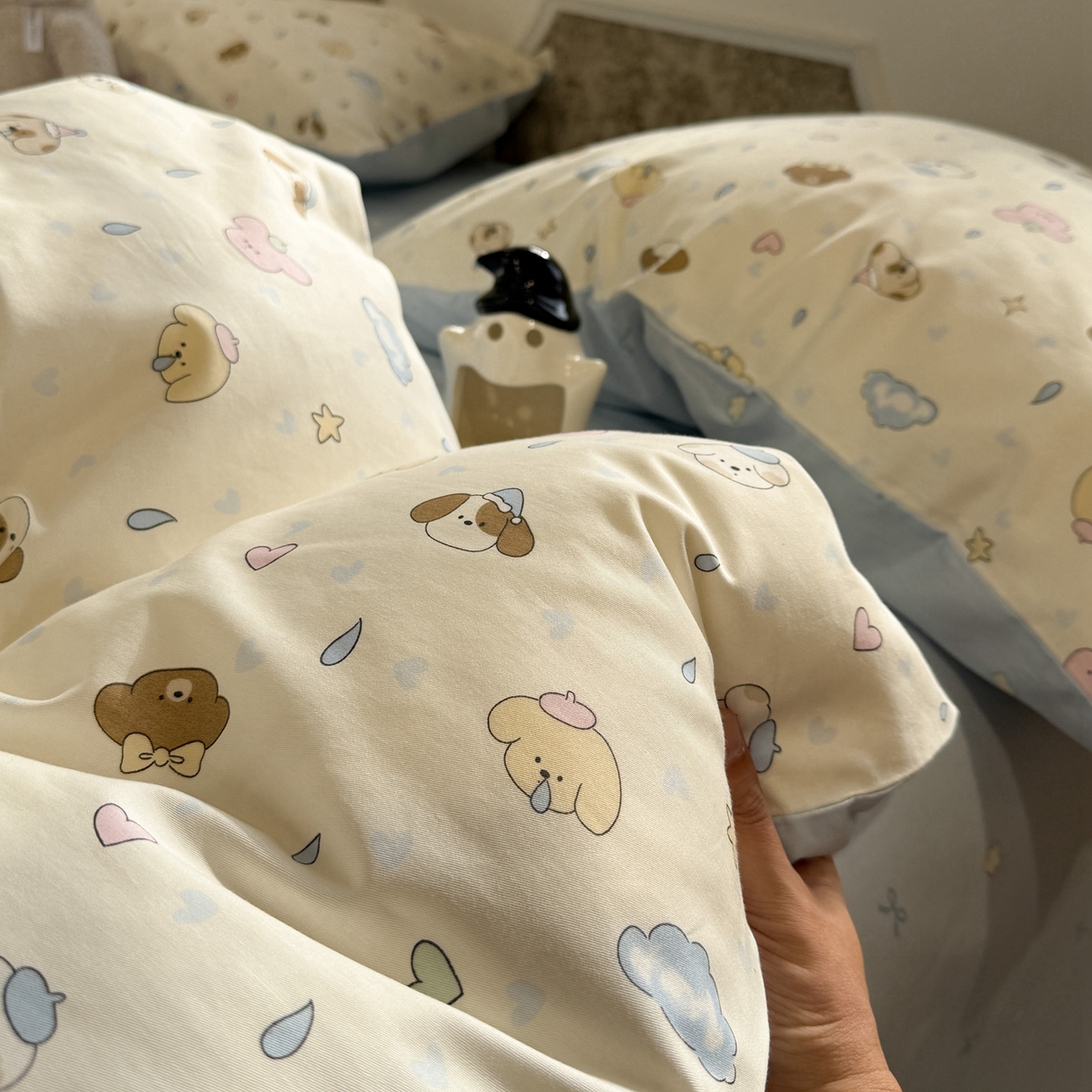 91家纺网 家纺一手货源 找家纺 呗旺鹿 2026新款全棉纯棉40支13070卡通印花四件套-场景二 鼻涕狗