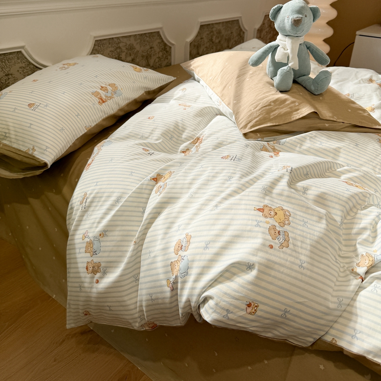 91家纺网 家纺一手货源 找家纺 呗旺鹿 2026新款全棉纯棉40支13070卡通印花四件套-场景二 幸福小熊