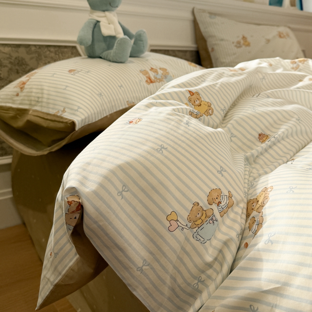 91家纺网 家纺一手货源 找家纺 呗旺鹿 2026新款全棉纯棉40支13070卡通印花四件套-场景二 幸福小熊