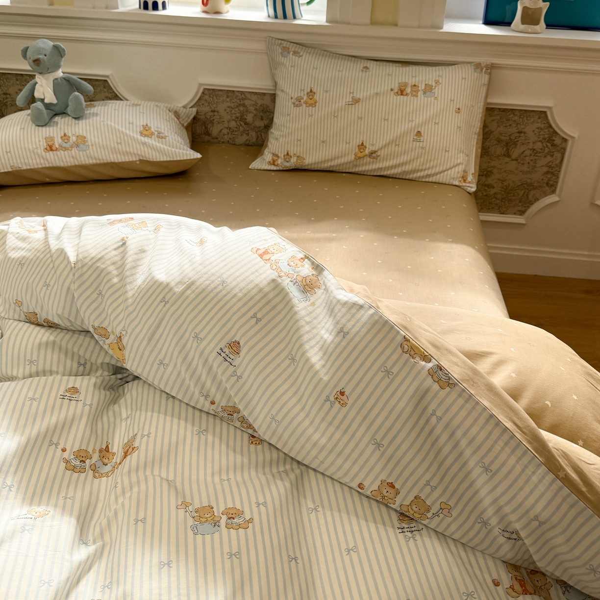 91家纺网 家纺一手货源 找家纺 呗旺鹿 2026新款全棉纯棉40支13070卡通印花四件套-场景二 幸福小熊