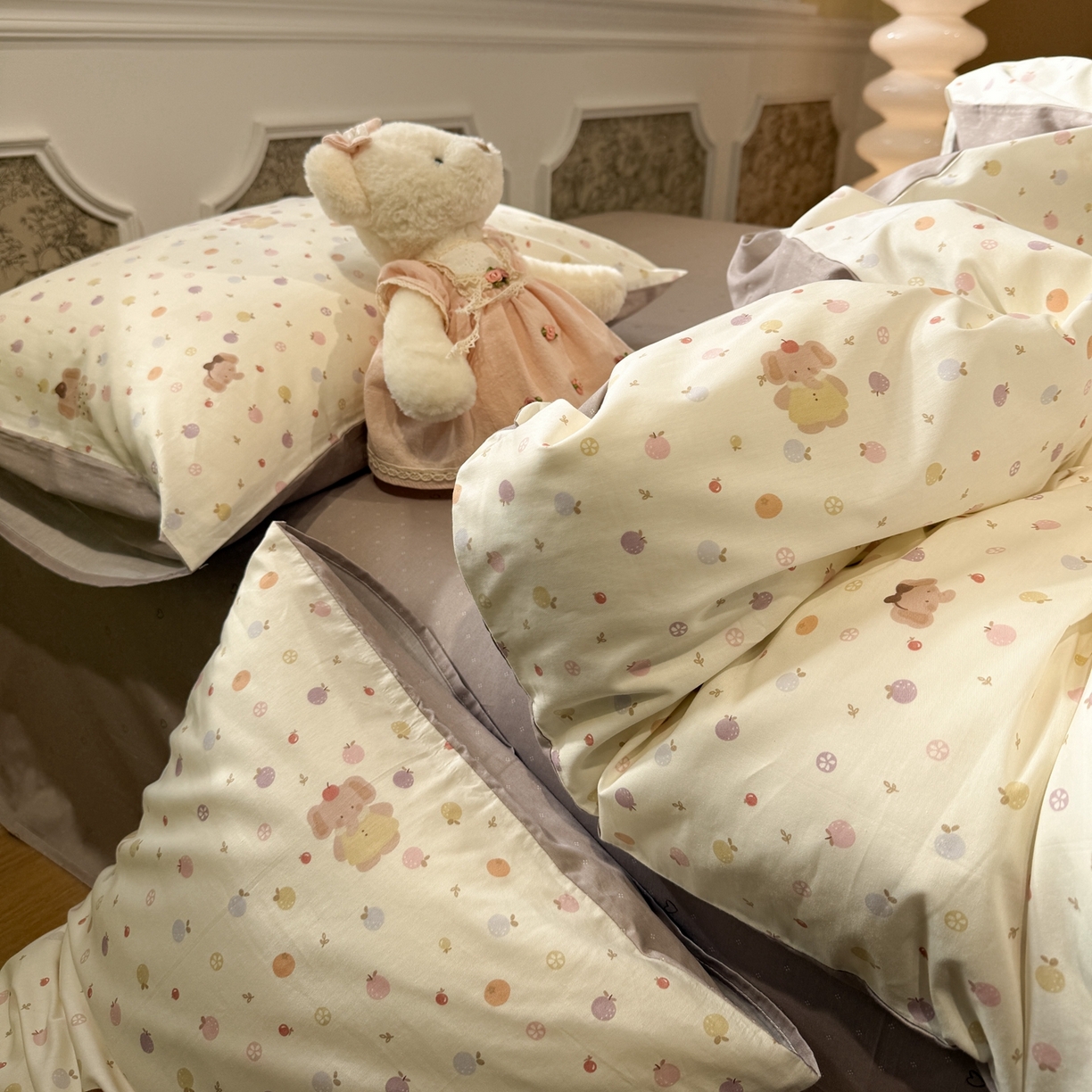 91家纺网 家纺一手货源 找家纺 呗旺鹿 2026新款全棉纯棉40支13070卡通印花四件套-场景二 果子象