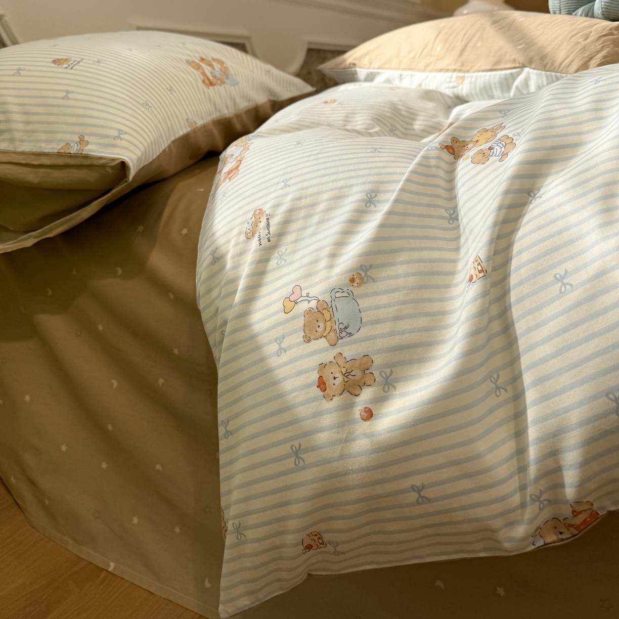 91家纺网 家纺一手货源 找家纺 呗旺鹿 2026新款全棉纯棉40支13070卡通印花四件套-场景二 幸福小熊