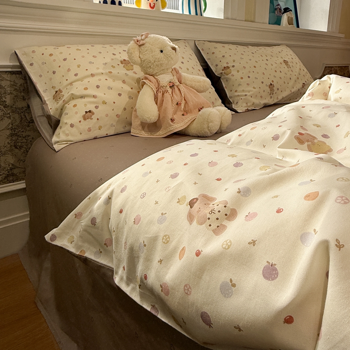 91家纺网 家纺一手货源 找家纺 呗旺鹿 2026新款全棉纯棉40支13070卡通印花四件套-场景二 果子象