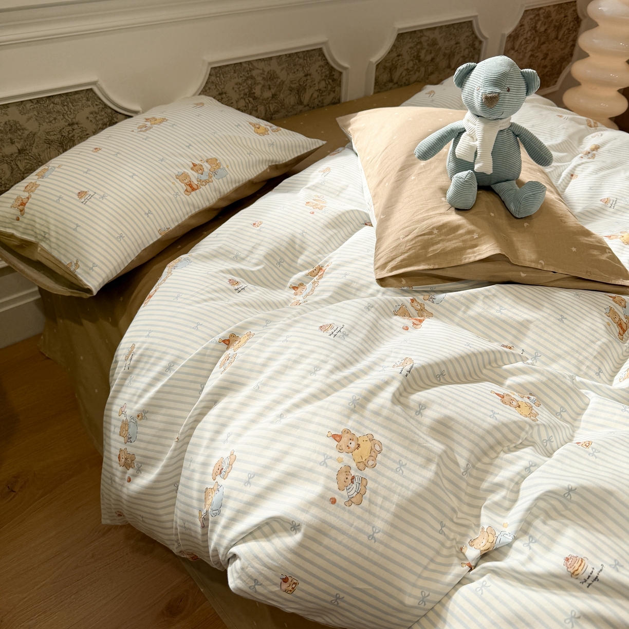 91家纺网 家纺一手货源 找家纺 呗旺鹿 2026新款全棉纯棉40支13070卡通印花四件套-场景二 幸福小熊