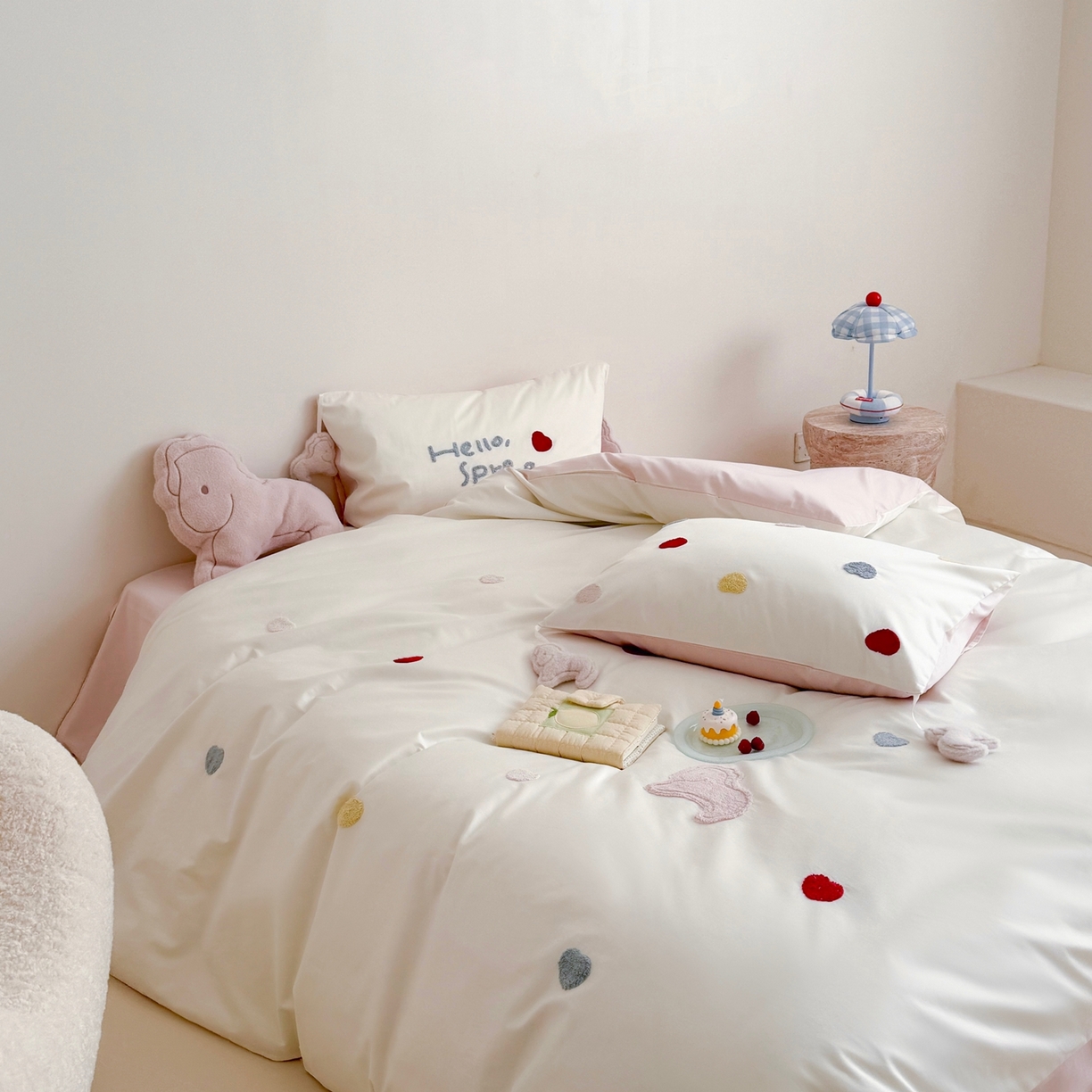 91家纺网 家纺一手货源 找家纺 鹿班家居 2026春夏新款100S长绒棉纯棉毛巾绣系列四件套-粉红小马 标准会员-20元 粉红小马-白色