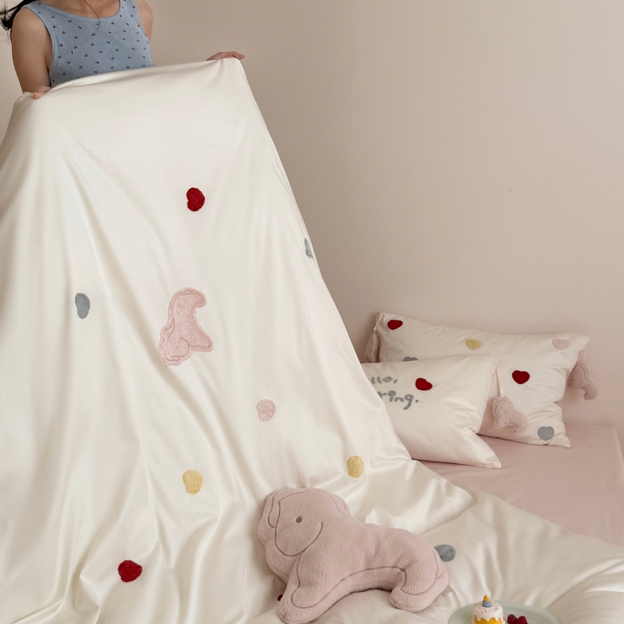 91家纺网 家纺一手货源 找家纺 鹿班家居 2026春夏新款100S长绒棉纯棉毛巾绣系列四件套-粉红小马 标准会员-20元 粉红小马-白色