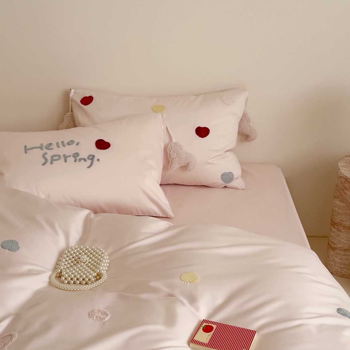 91家纺网 家纺一手货源 找家纺 鹿班家居 2026春夏新款100S长绒棉纯棉毛巾绣系列四件套-粉红小马 标准会员-20元 粉红小马-粉色