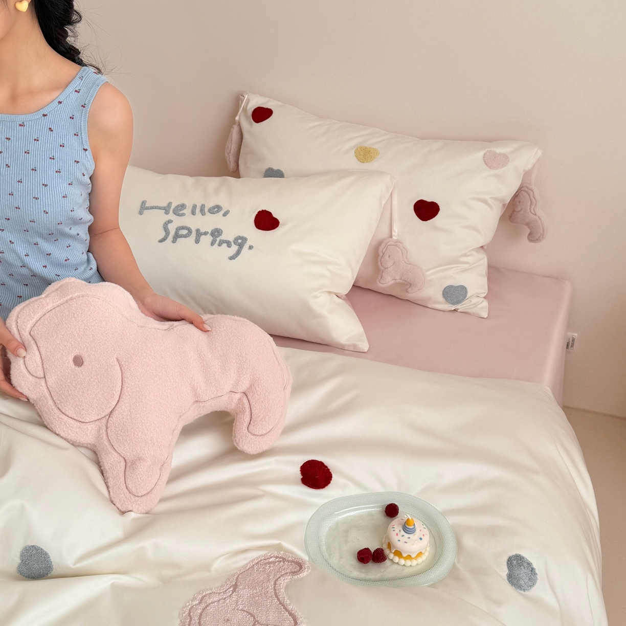 91家纺网 家纺一手货源 找家纺 鹿班家居 2026春夏新款100S长绒棉纯棉毛巾绣系列四件套-粉红小马 标准会员-20元 粉红小马-白色