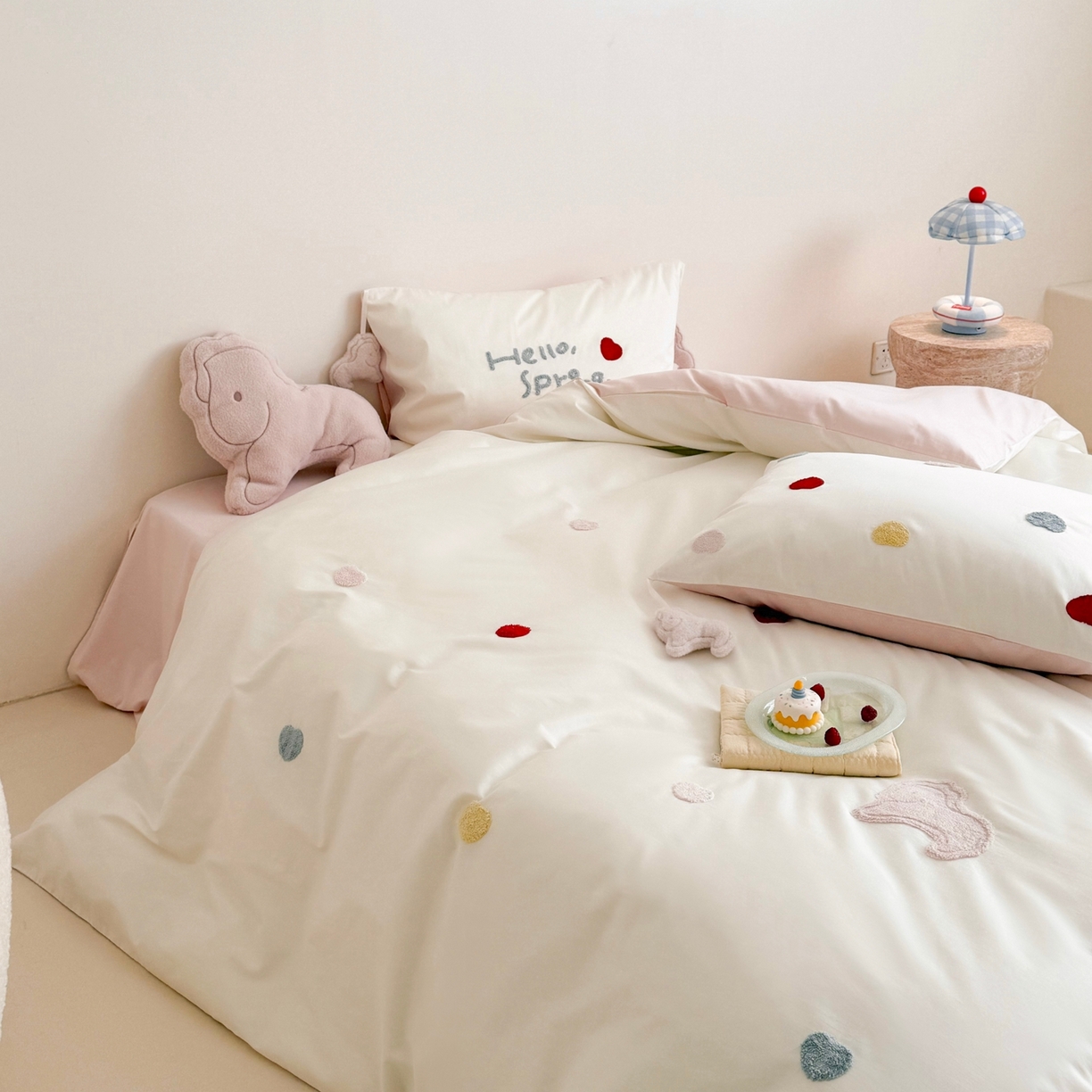 91家纺网 家纺一手货源 找家纺 鹿班家居 2026春夏新款100S长绒棉纯棉毛巾绣系列四件套-粉红小马 标准会员-20元 粉红小马-白色