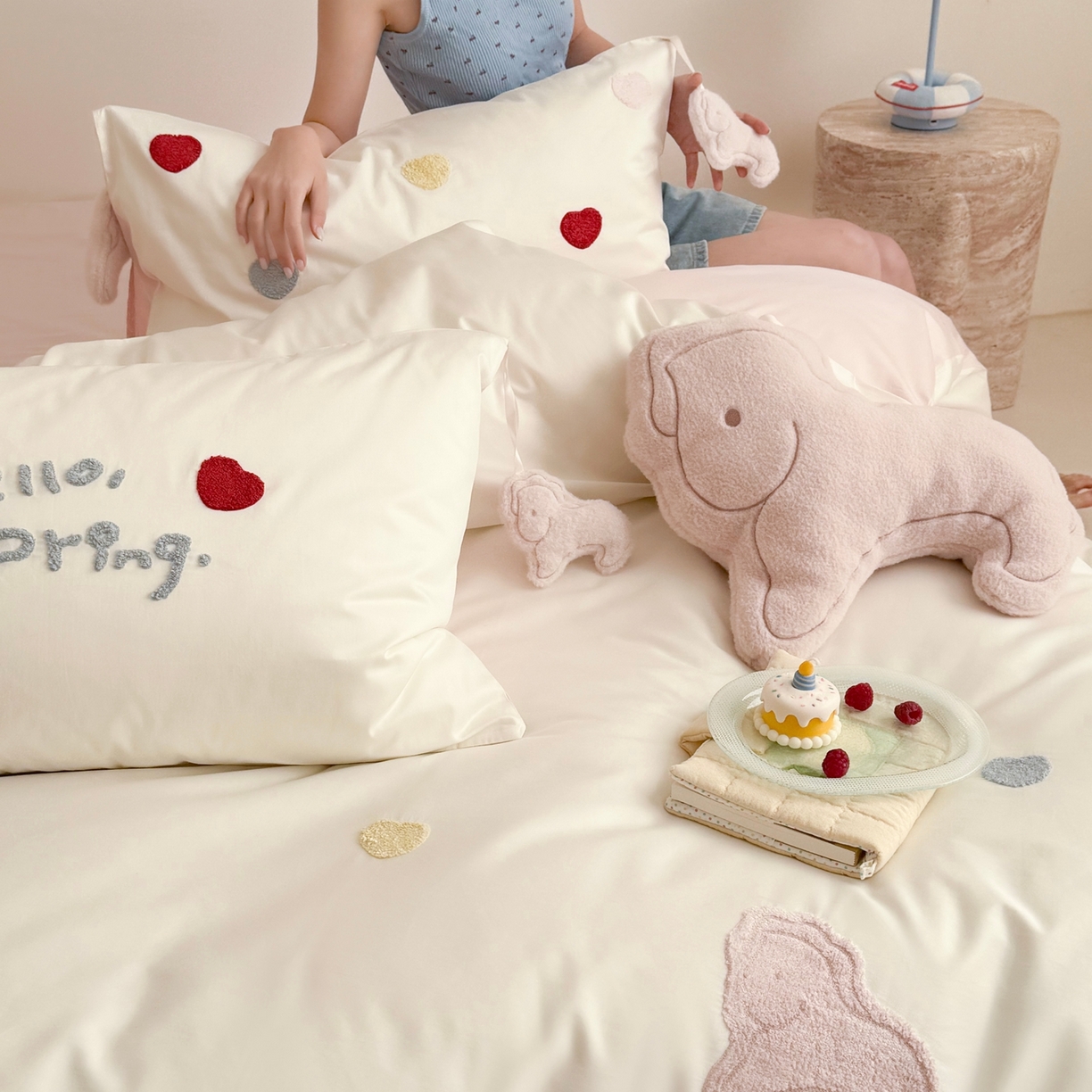 91家纺网 家纺一手货源 找家纺 鹿班家居 2026春夏新款100S长绒棉纯棉毛巾绣系列四件套-粉红小马 标准会员-20元 粉红小马-白色