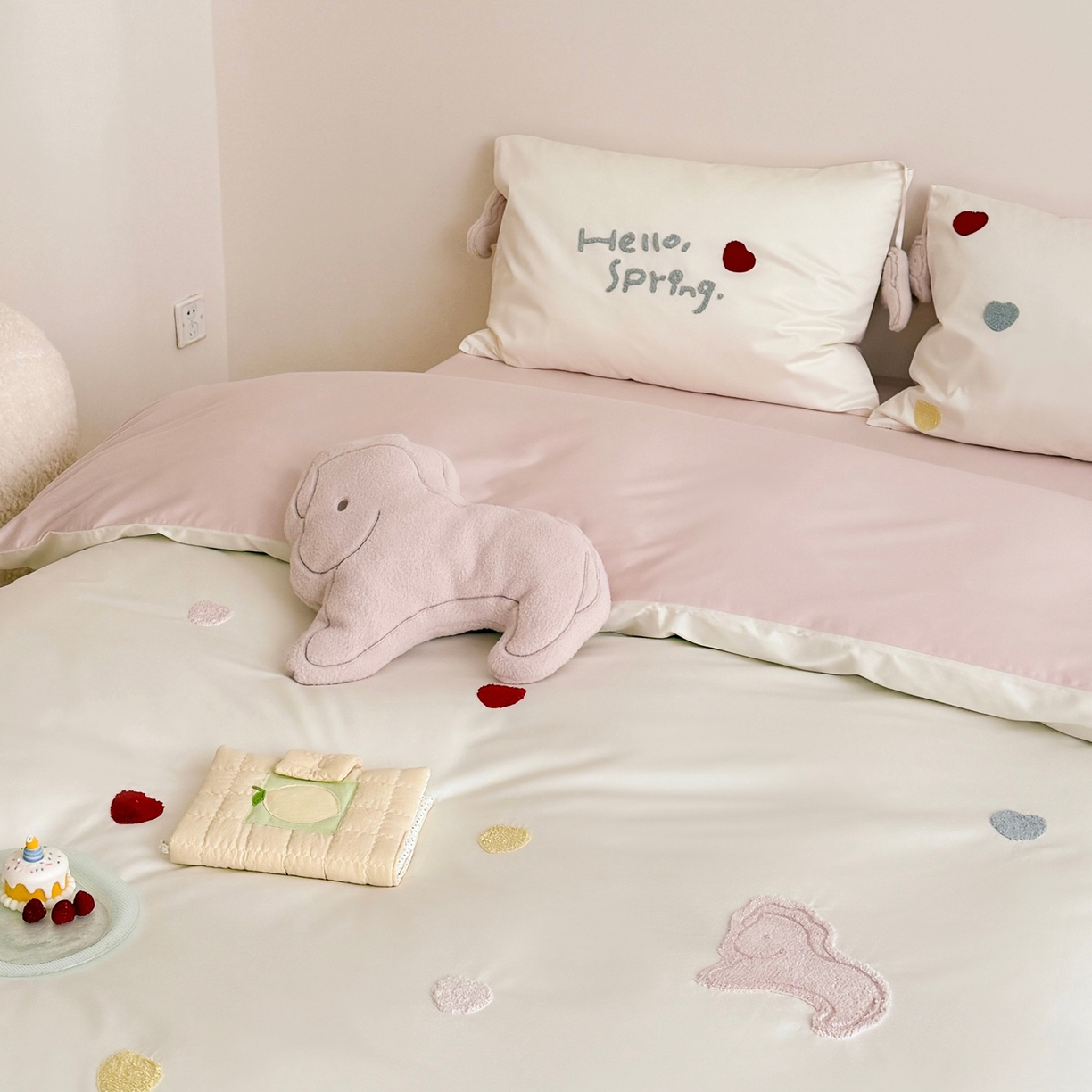 91家纺网 家纺一手货源 找家纺 鹿班家居 2026春夏新款100S长绒棉纯棉毛巾绣系列四件套-粉红小马 标准会员-20元 粉红小马-白色