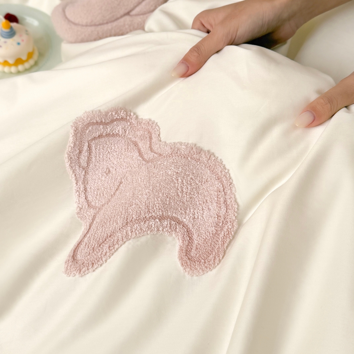 91家纺网 家纺一手货源 找家纺 鹿班家居 2026春夏新款100S长绒棉纯棉毛巾绣系列四件套-粉红小马 标准会员-20元 粉红小马-白色