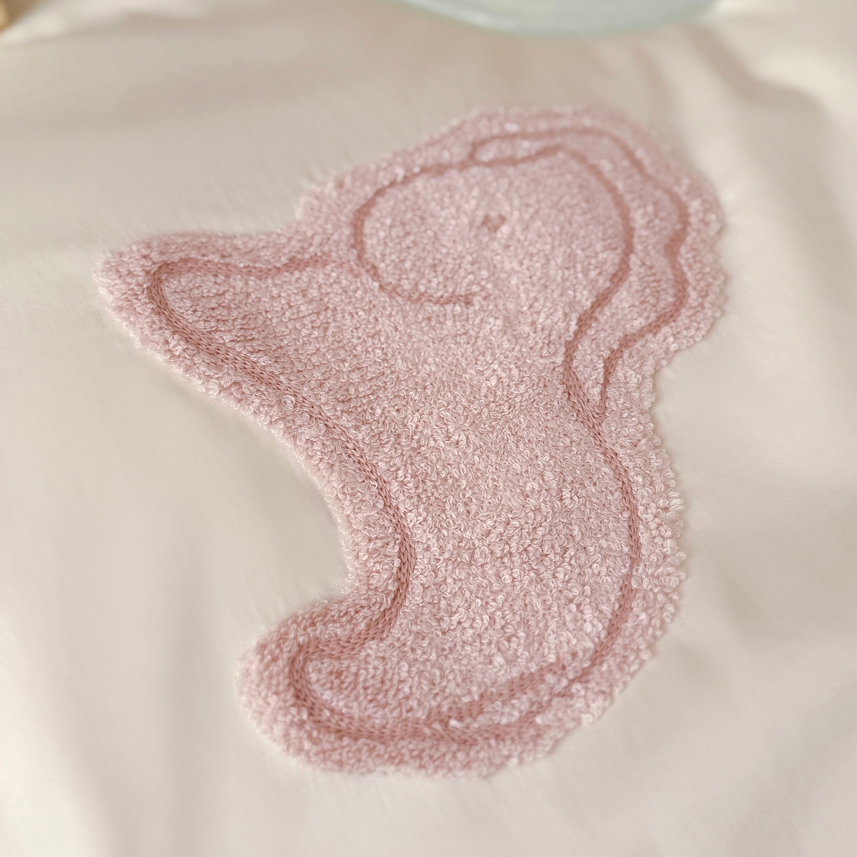 91家纺网 家纺一手货源 找家纺 鹿班家居 2026春夏新款100S长绒棉纯棉毛巾绣系列四件套-粉红小马 标准会员-20元 粉红小马-白色