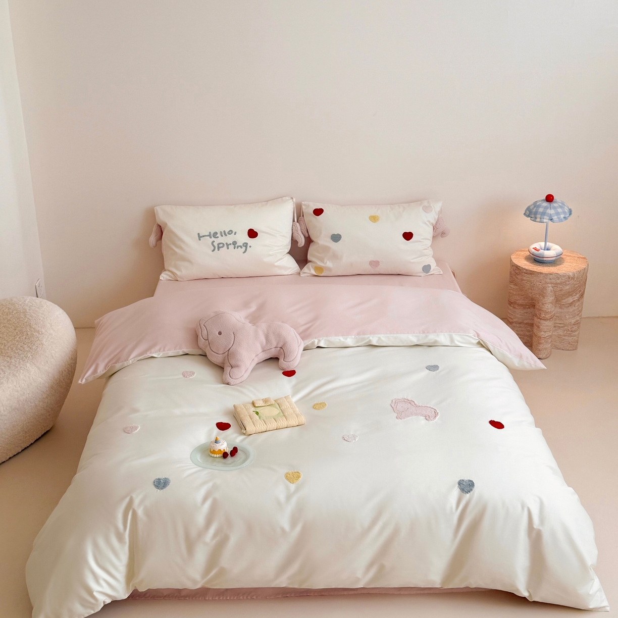 91家纺网 家纺一手货源 找家纺 鹿班家居 2026春夏新款100S长绒棉纯棉毛巾绣系列四件套-粉红小马 标准会员-20元 粉红小马-白色