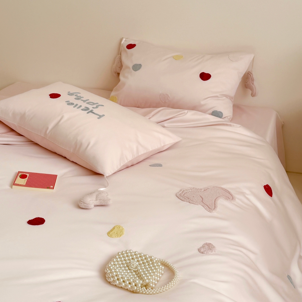 91家纺网 家纺一手货源 找家纺 鹿班家居 2026春夏新款100S长绒棉纯棉毛巾绣系列四件套-粉红小马 标准会员-20元 粉红小马-粉色