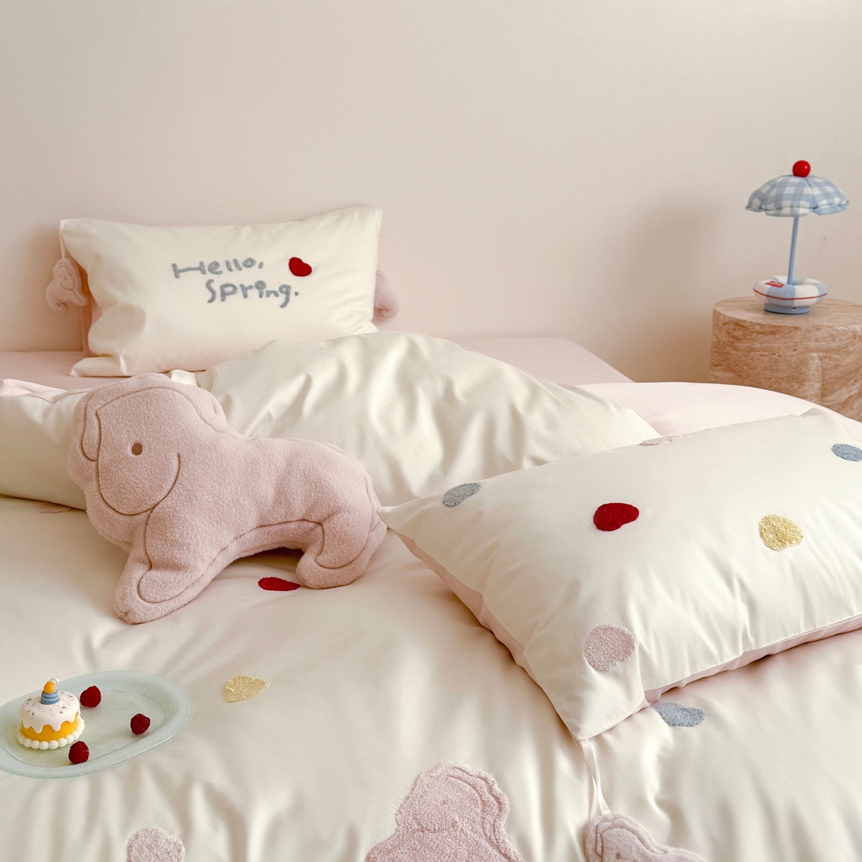 91家纺网 家纺一手货源 找家纺 鹿班家居 2026春夏新款100S长绒棉纯棉毛巾绣系列四件套-粉红小马 标准会员-20元 粉红小马-白色