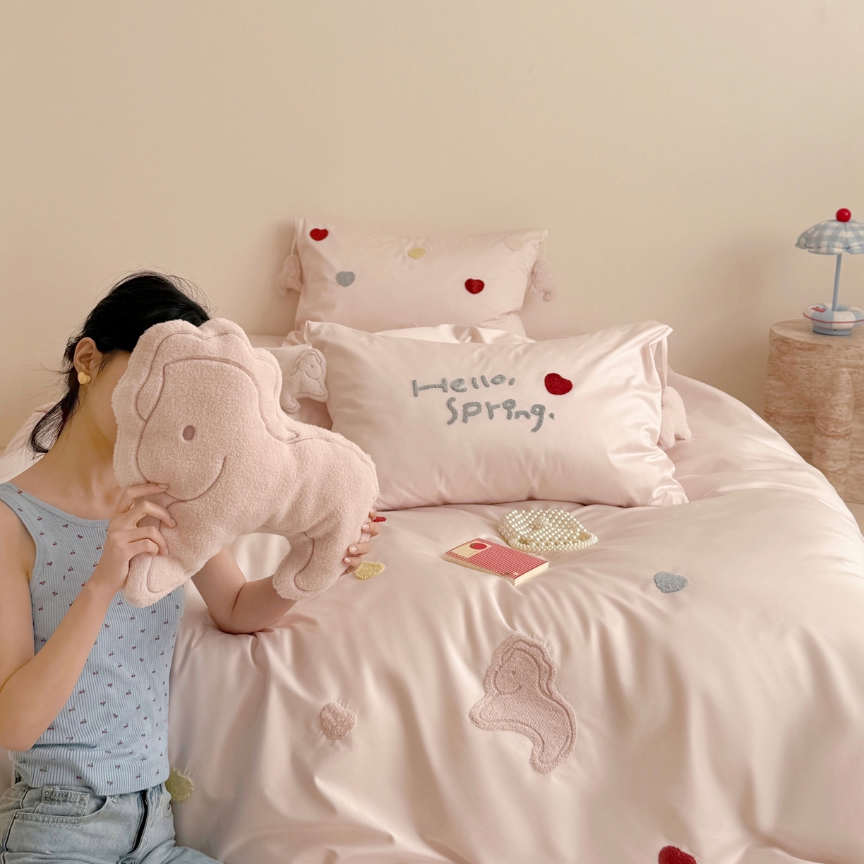 91家纺网 家纺一手货源 找家纺 鹿班家居 2026春夏新款100S长绒棉纯棉毛巾绣系列四件套-粉红小马 标准会员-20元 粉红小马-粉色