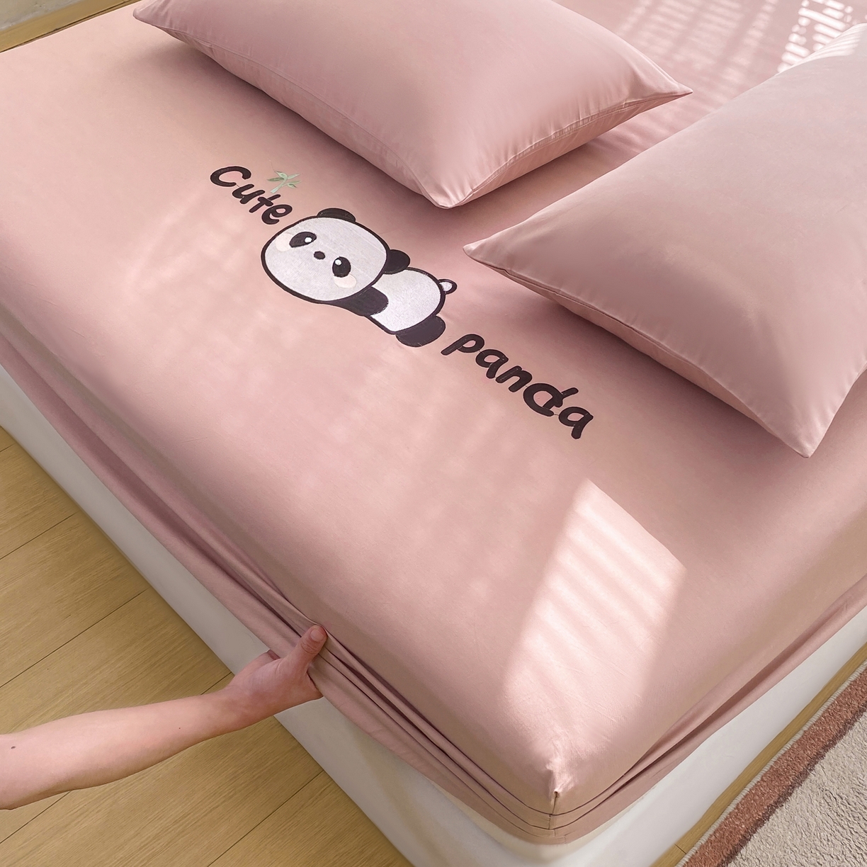 91家纺网 家纺一手货源 找家纺 恋人优选 2026新款爬爬熊刺绣全棉纯棉单床笠床笠单件（专版花型 盗版必究） 爬爬熊刺绣豆沙