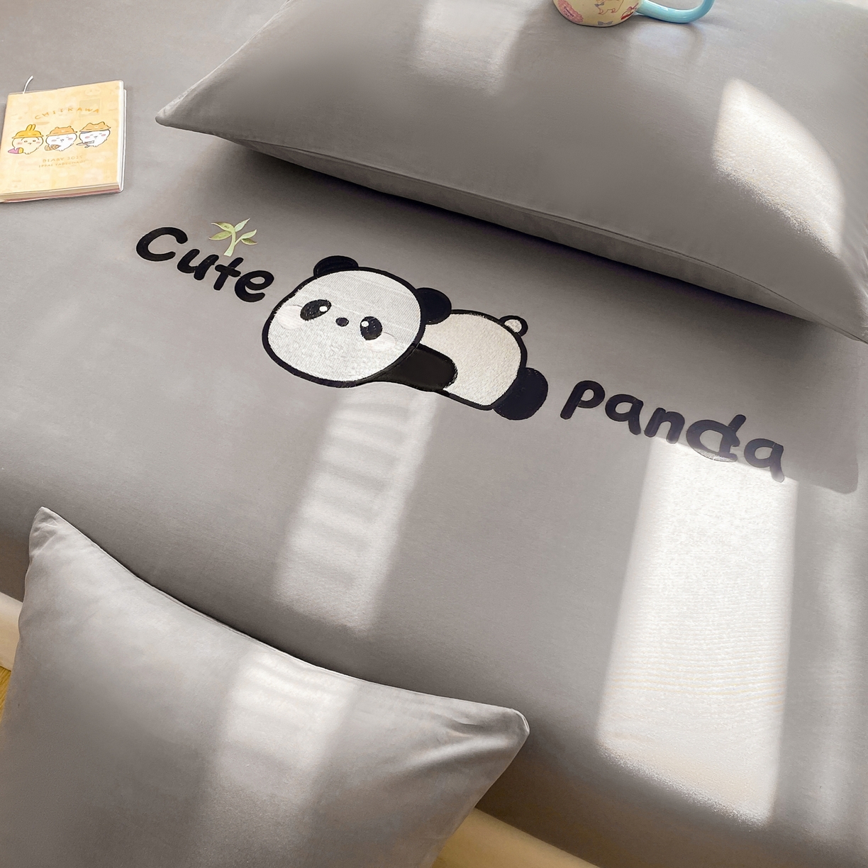 91家纺网 家纺一手货源 找家纺 恋人优选 2026新款爬爬熊刺绣全棉纯棉单床笠床笠单件（专版花型 盗版必究） 爬爬熊刺绣浅灰